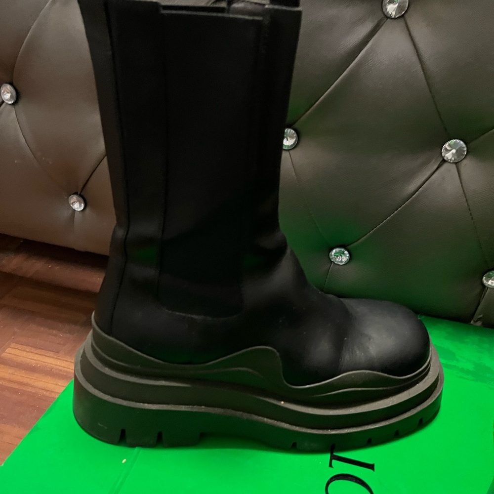 Bottega Veneta Tire Chelsea Boots - Picture 8 of 10